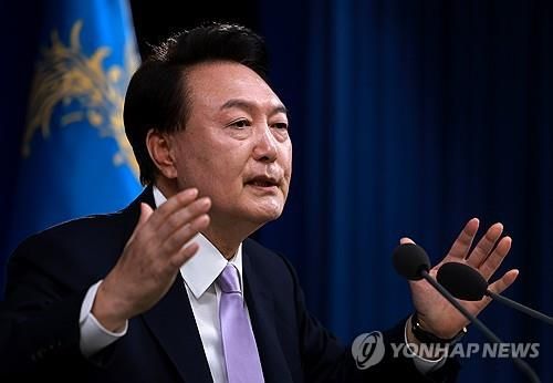 질문에 답하는 윤석열 대통령