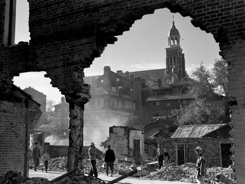 임응식, 초연 속의 성당, 1950[예화랑 제공. 재판매 및 DB 금지]