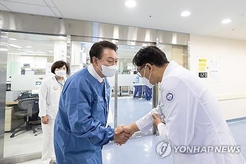 윤석열 대통령, 심장전문병원 부천세종병원 의료진 격려
