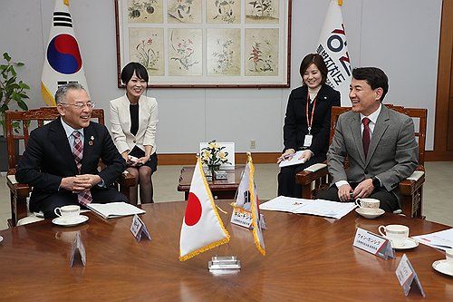 돗토리현 부지사와 면담하는 김진태 강원도지사