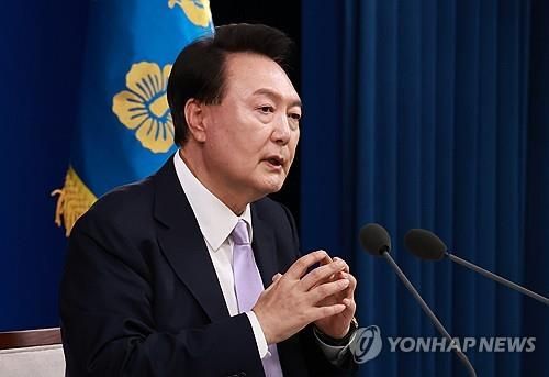 취재진 질문에 답변