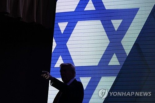 이스라엘 국기 앞에선 도널드 트럼프