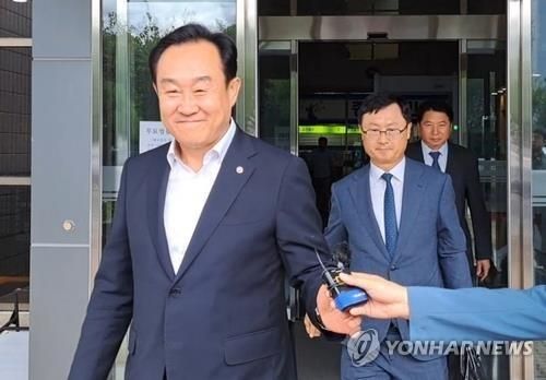 지난 8월 열린 첫 공판 후 법정 나오는 천영기 통영시장