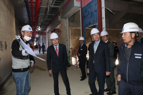 신축 중인 진로교육원 둘러보는 박종훈 경남교육감, 안병구 밀양시장 