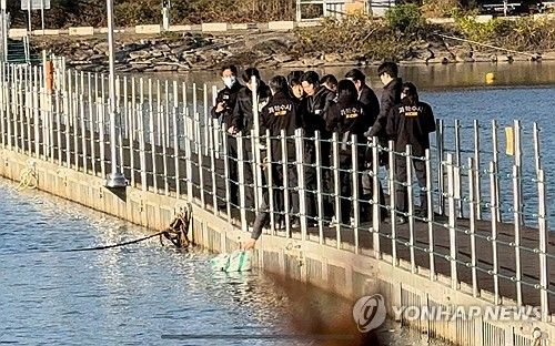 '훼손 시신' 북한강 유기한 군 장교 현장검증