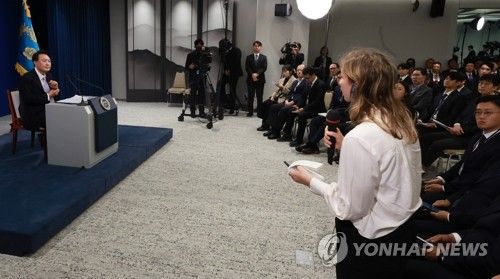 외신 기자 질문 받는 윤석열 대통령
