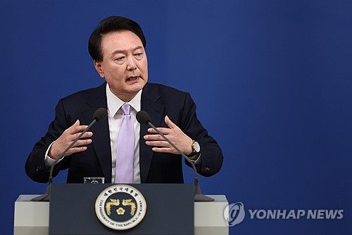 답변하는 윤석열 대통령