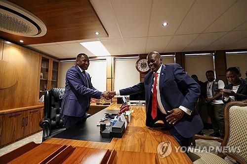 보츠와나의 두마 보코(왼쪽) 신임 대통령과 모퀘에치 마시시(오른쪽) 전임 대통령 