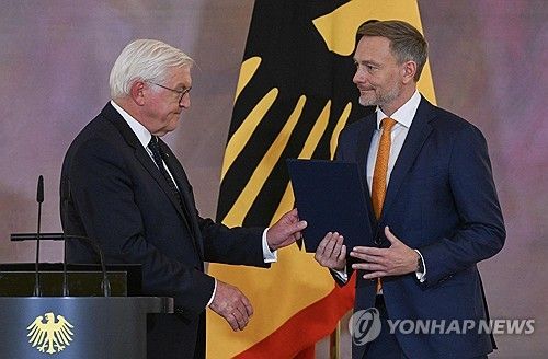 프랑크발터 슈타인마이어 대통령(왼쪽)에게 해임장 받는 크리스티안 린드너 전 재무장관