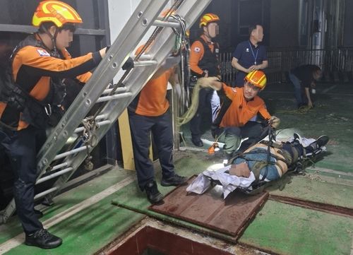 인명 구조하는 안유진 소방위