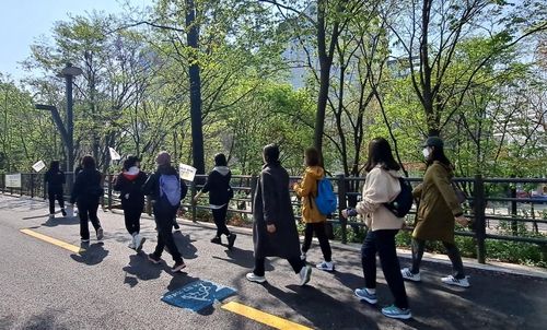 성동구 건강 걷기 프로그램에 참여한 주민들이 걷기 운동을 하는 모습