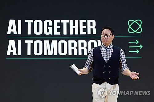 SK AI 서밋서 기조연설 하는 최태원 회장