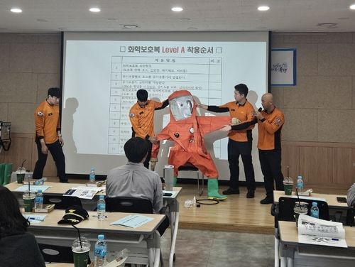 보건소 공무원 대상 생물레러대비훈련 교육하는 안 소방위