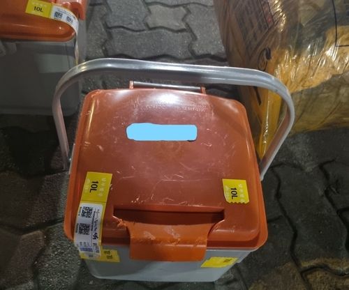 실제 배출량보다 적은 용량의 납부필증이 붙여진 음식물쓰레기 통