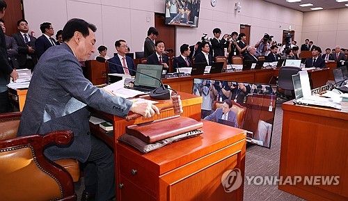 의사봉 두드리는 김석기 위원장