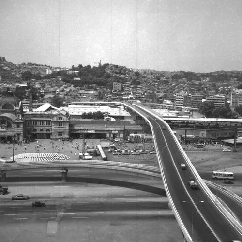 서울역을 가로지르는 서울역 고가도로의 준공 직후 모습. 1970년 [서울시 제공]