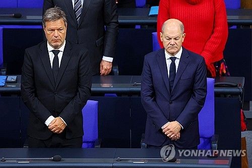 로베르트 하베크 경제장관(왼쪽)과 올라프 숄츠 총리