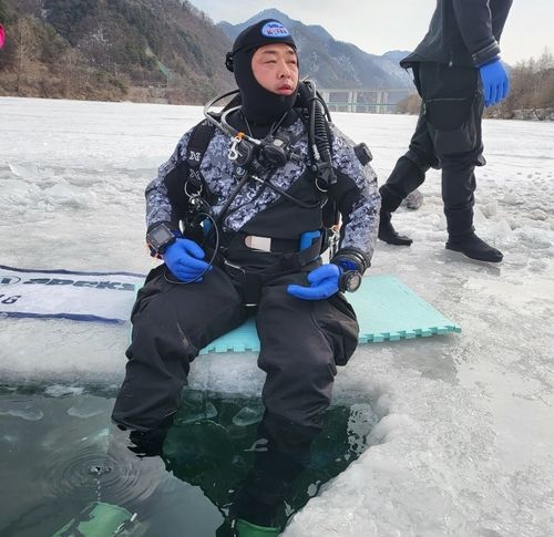 스킨스쿠버 훈련하는 안유진 소방위