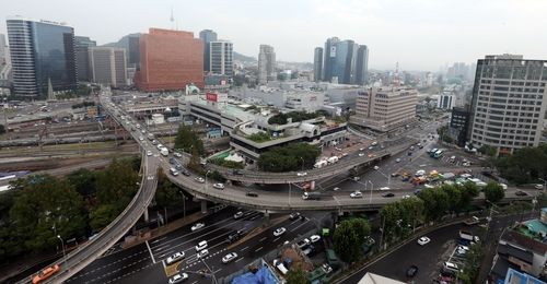 서울 만리재에서 명동으로 이어지는 서울역고가에 차들이 오가고 있다. 2015년 [연합뉴스 자료사진]