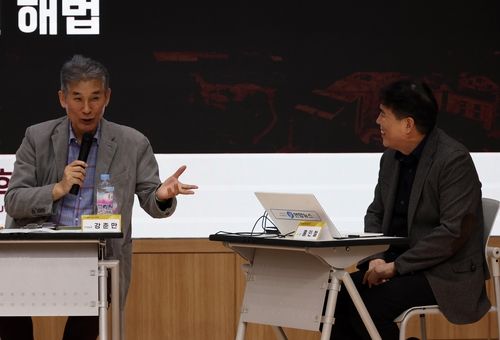 강준만 교수(왼쪽)와 토론을 맡은 홍인철 연합뉴스 전북취재본부장