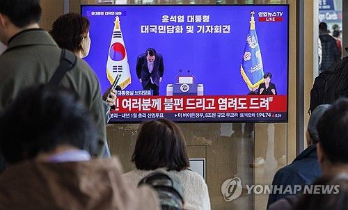 윤 대통령 대국민 사과 지켜보는 시민들