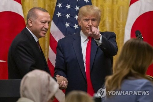 2019년 당시 백악관에서 에르도안 튀르키예 대통령(왼쪽) 맞아 악수하는 트럼프 미국 대통령