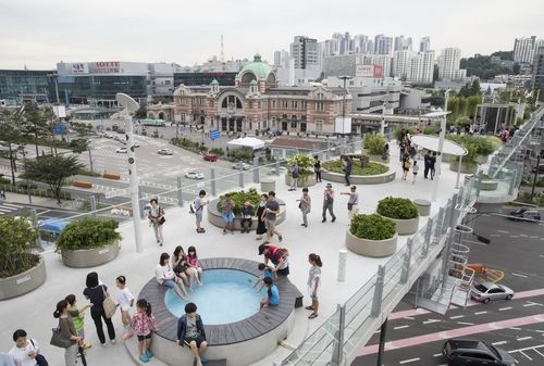 서울역 고가도로가 고가 보행길로 바뀐 '서울로 7017' 개장 100일 모습. 2017년 [연합뉴스 자료사진]