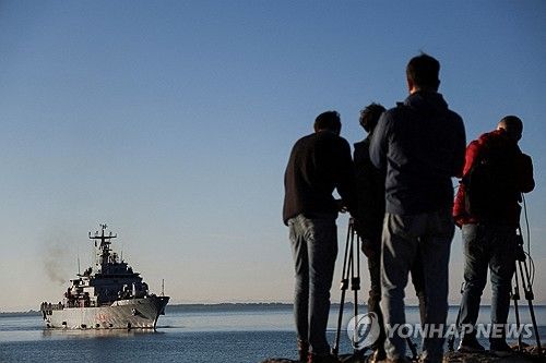 이주민 태운 이탈리아 해군 함정