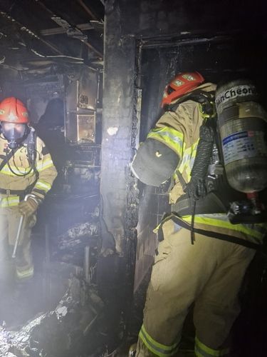 화재 현장에서 인명 검색하는 안유진 소방위