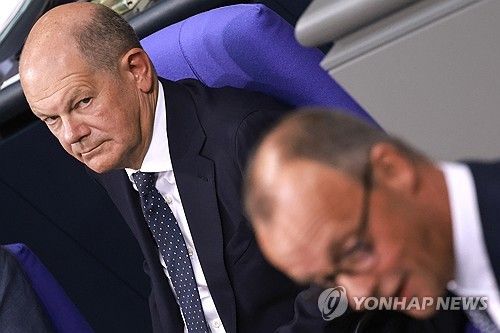 올라프 숄츠 총리(왼쪽)와 프리드리히 메르츠 기독민주당 대표