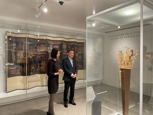 김재홍 국립중앙박물관장(오른쪽)과 지연수 시카고박물관 큐레이터
