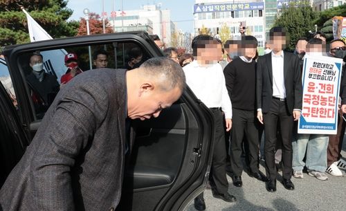 명태균 검찰 출석 당시 모습