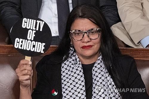 이스라엘 총리 美의회 연설 현장에서 항의 피켓을 든 러시다 털리브 하원의원