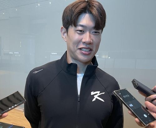 출국에 앞서 인터뷰하는 야구대표팀 주장 송성문