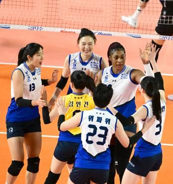 기뻐하는 현대건설 선수들