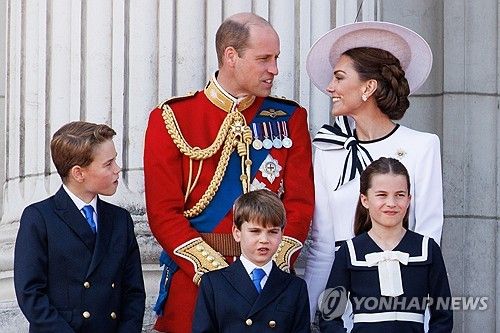 6월 국왕 생일행사에서 버킹엄궁 발코니에 선 왕세자 가족