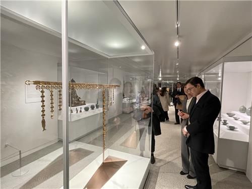 한국실 전시를 보는 사람들 