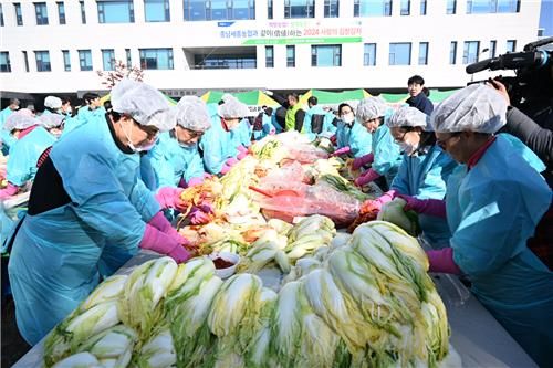 농협 충남세종본부, 이웃사랑 김치 8천㎏ 담가