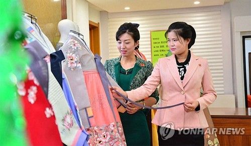 북한 대성백화점의 한복 판매점