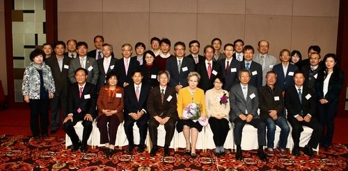 박물관 직원들과 함께 한 팔순 축하 행사 모습 