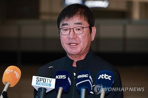 인터뷰하는 류중일 감독