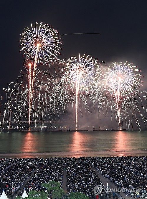 가을 바다 수놓는 아름다운 불꽃