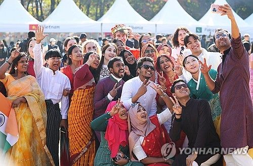 추억 남기는 외국인 유학생들