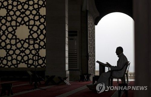 전쟁 전인 2018년 5월 라마단을 맞아 쿠란을 독경 중인 가자지구의 팔레스타인 주민
