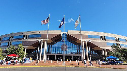 지지 호소하는 트럼프·해리스 봉사자들