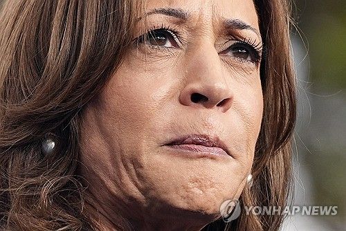 승복 연설을 하는 해리스