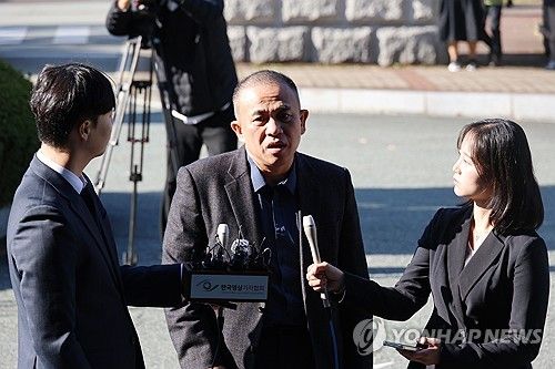 질문에 답변하는 명태균