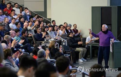 강연하는 장중머우 TSMC 창업자(오른쪽)