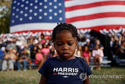 6일(현지시간) 미국 워싱턴DC 하워드대 해리스 부통령 연설장의 한 꼬마 지지자 