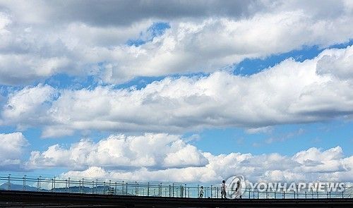 구름 많은 하늘